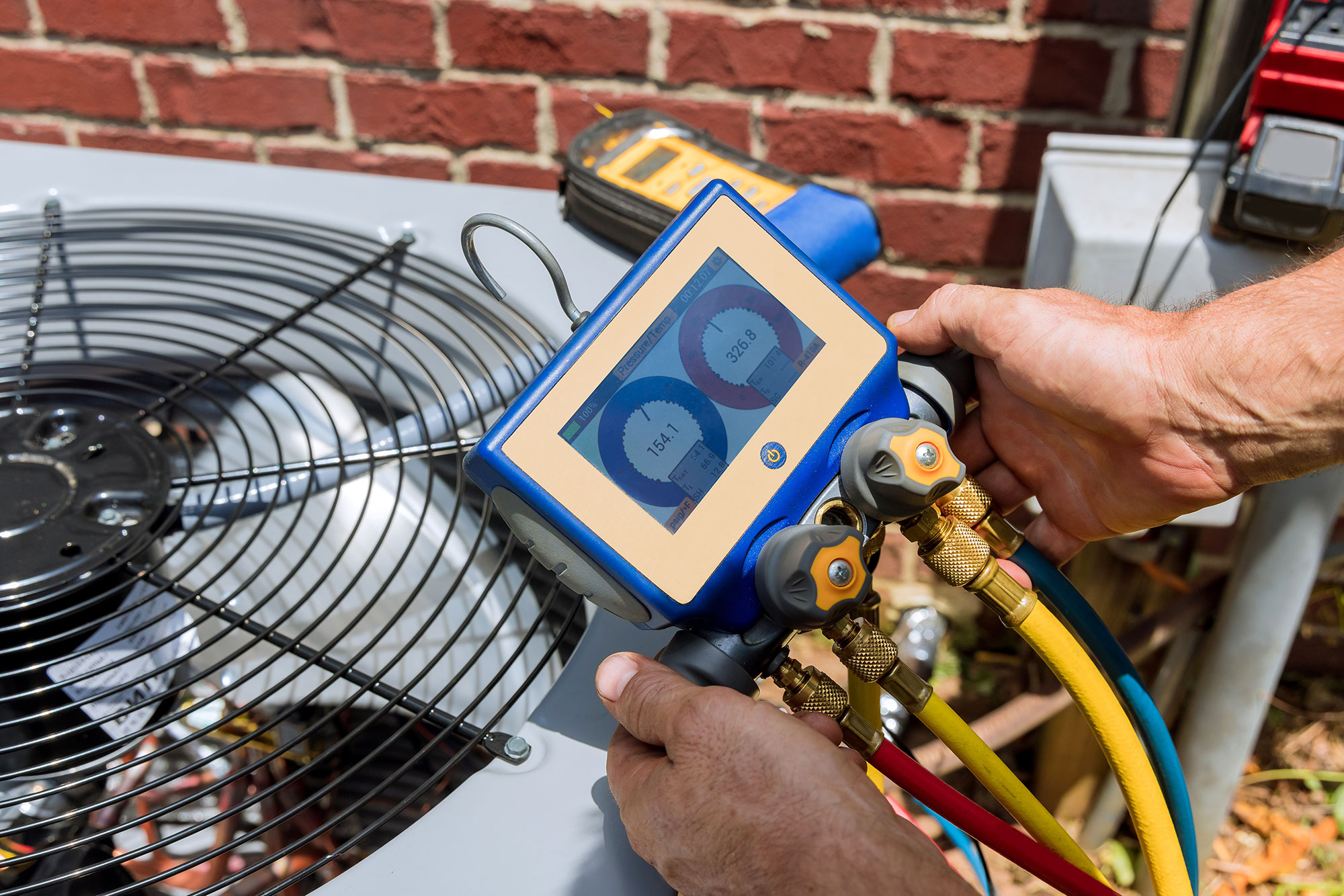Measuring refrigerant levels in HVAC system
